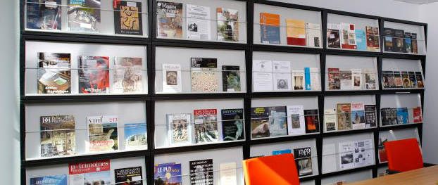 Vitrine d'exposition des magasines au centre de documentation Elsa Triolet